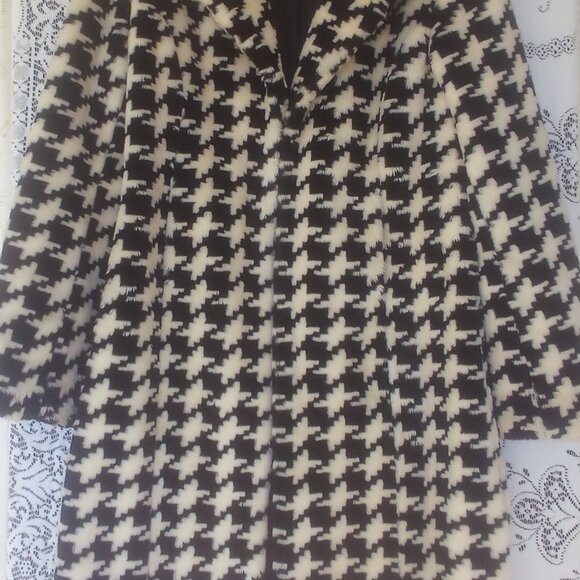 🎀Express Black & White/Cream Houndstooth Faux Fur Coat Size: 9/10 - Picture 10 of 10